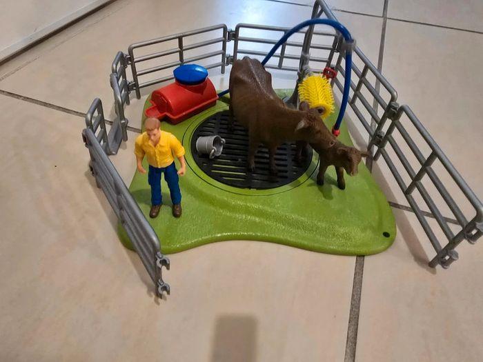 Station de lavage pour vaches Farm World

 Schleich - photo numéro 2