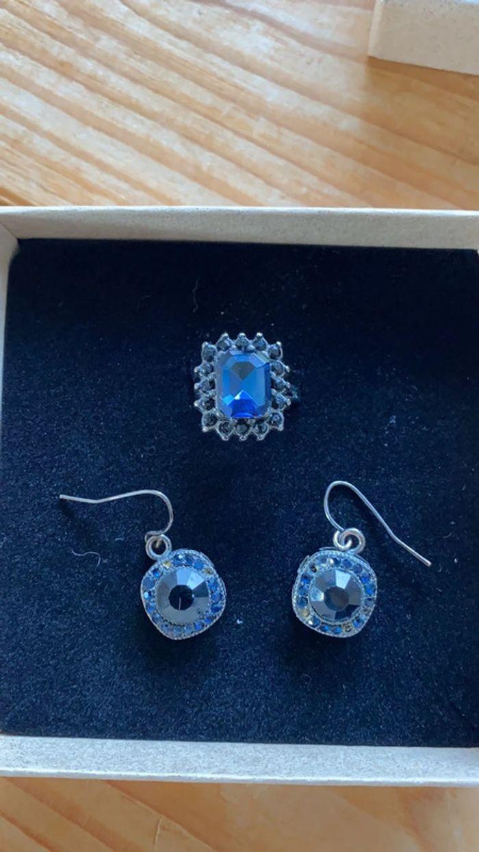 Bague et boucles d’oreilles bleues - photo numéro 1