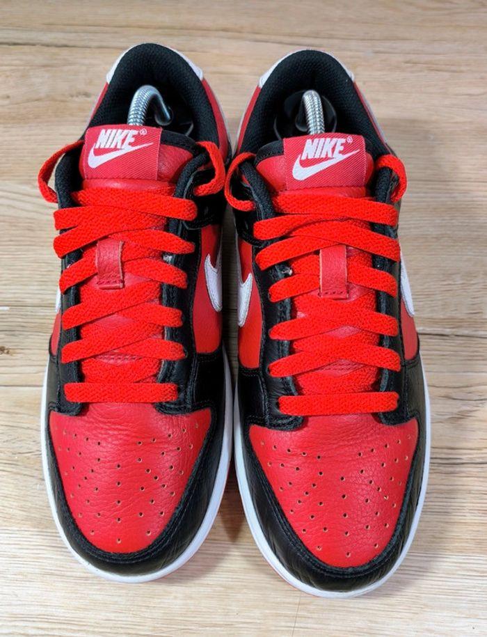 Baskets Nike dunk low Nike by you rouge et noir pointure 39 neuves avec boîte - photo numéro 3