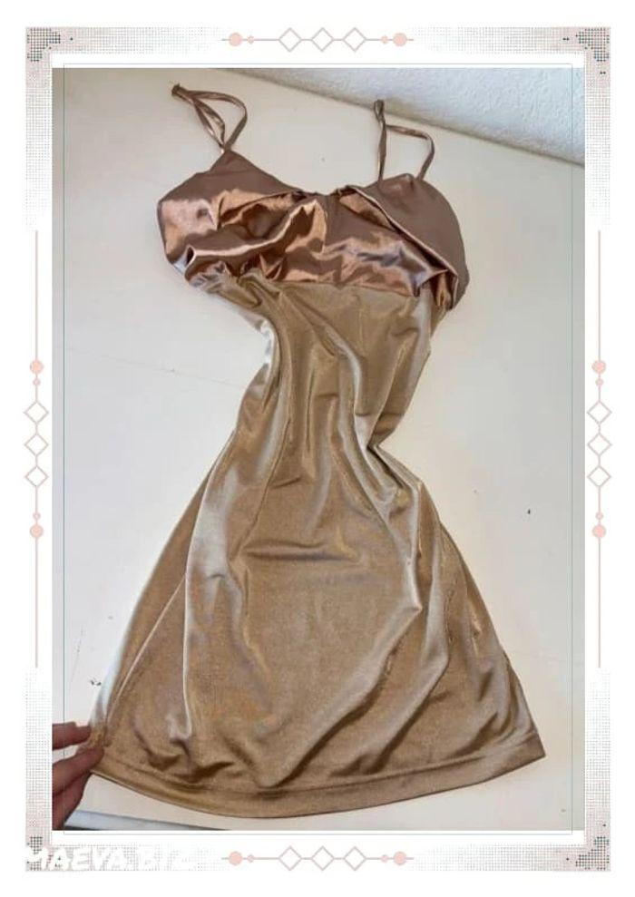 Robe d’été Shein beige satinée moulante haut bouffant rose gold satinée bretelles taille S/36 - photo numéro 3