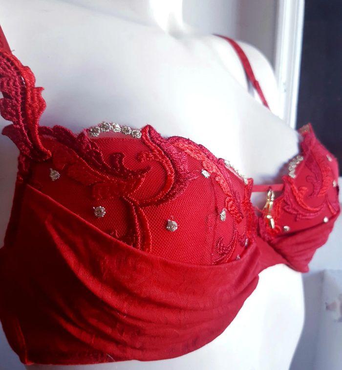 Soutien-gorge rouge glamour et petit pois doré pendentif escarpin doré Charlotte T 90B - photo numéro 2