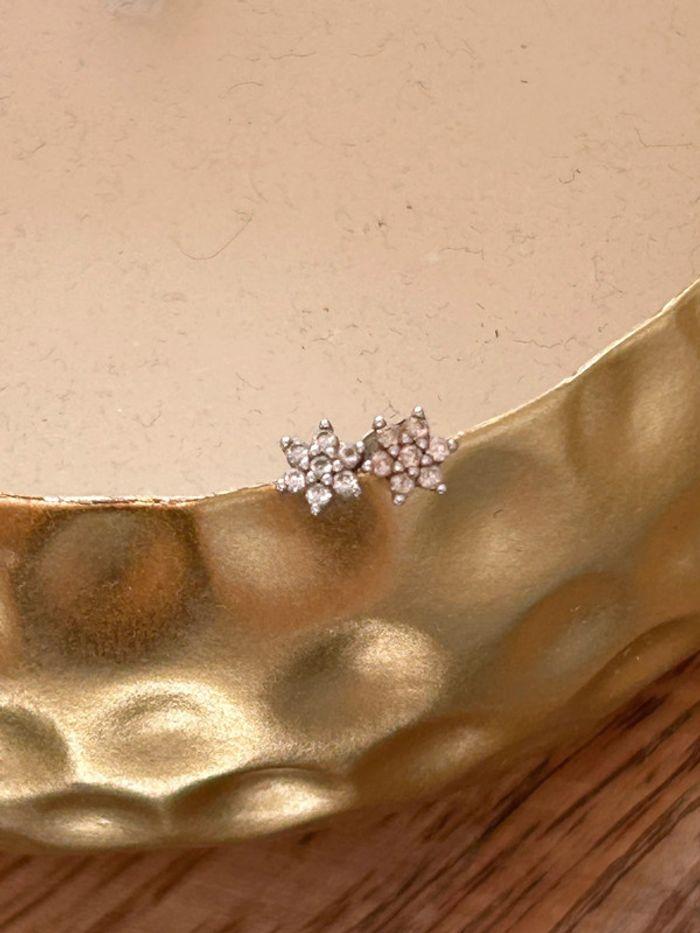 Paire Petite boucles d'oreilles fleurs strass - photo numéro 3