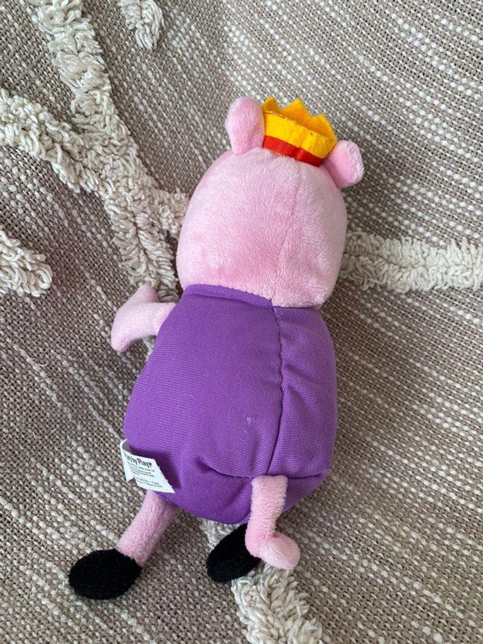 Peluche doudou 22cm Peppa pig cochon rose violette couronne jaune très bon état - photo numéro 3