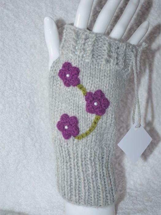 Jolies mitaines "Fleurs" grises claires/violettes en lainage neuves pour Femmes - photo numéro 2