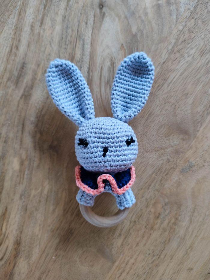 Hochet Lapin crocheté à la main en France - photo numéro 1