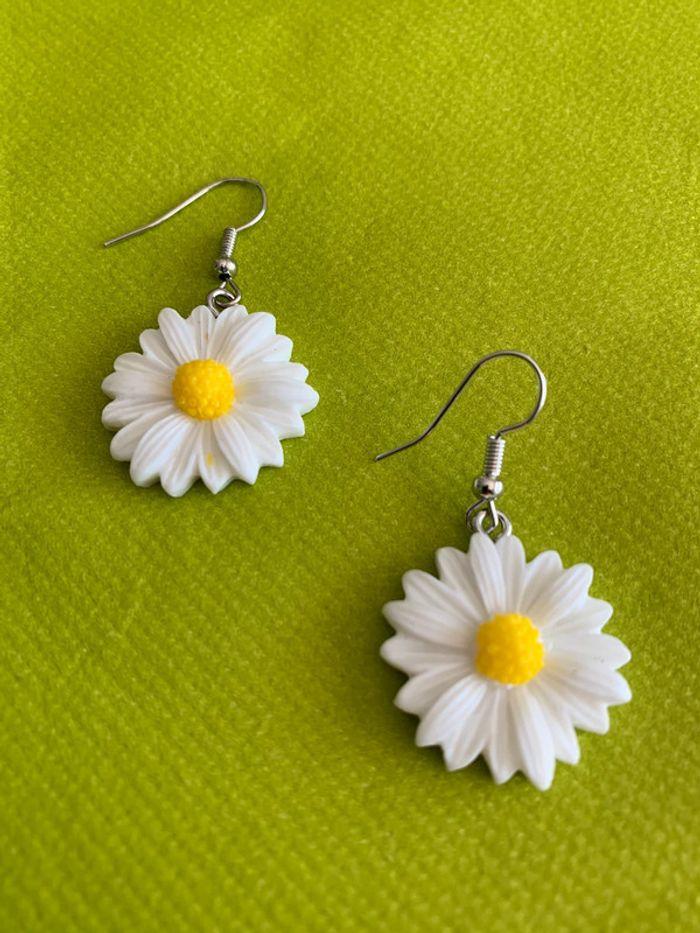 Jolies boucles d’oreilles pendantes fleur marguerite blanche en résine et acier inoxydable argenté - photo numéro 2