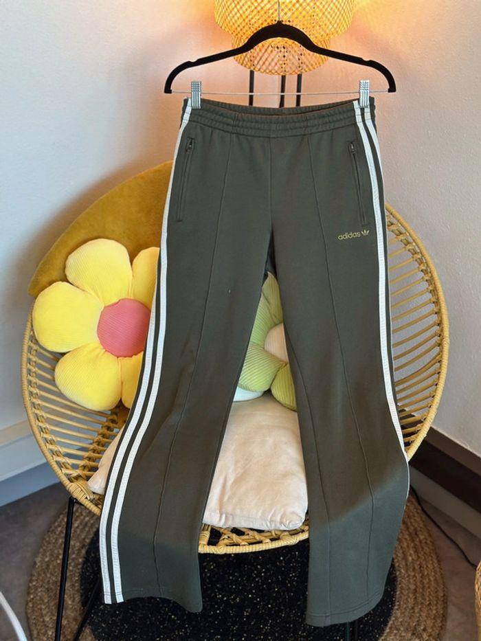 Pantalon Adidas jogging kaki, taille XS, jambes évasées - photo numéro 1