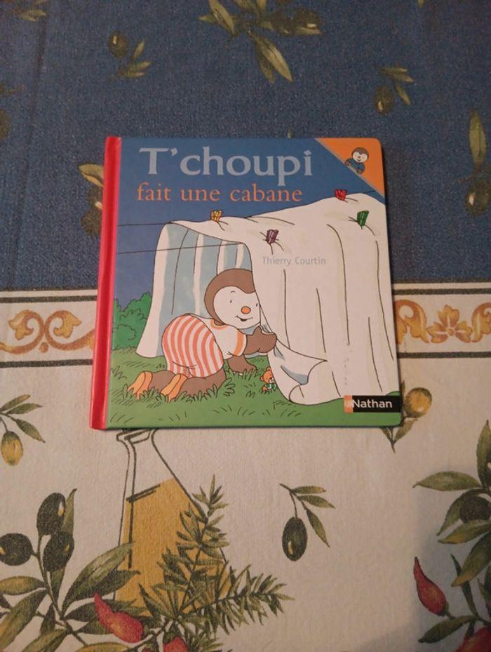 T'choupi fait une cabane