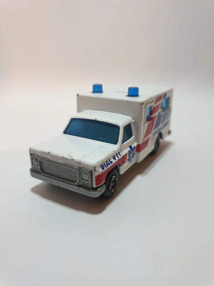 Matchbox 41, Ambulance de 1977, 1/64 - photo numéro 1