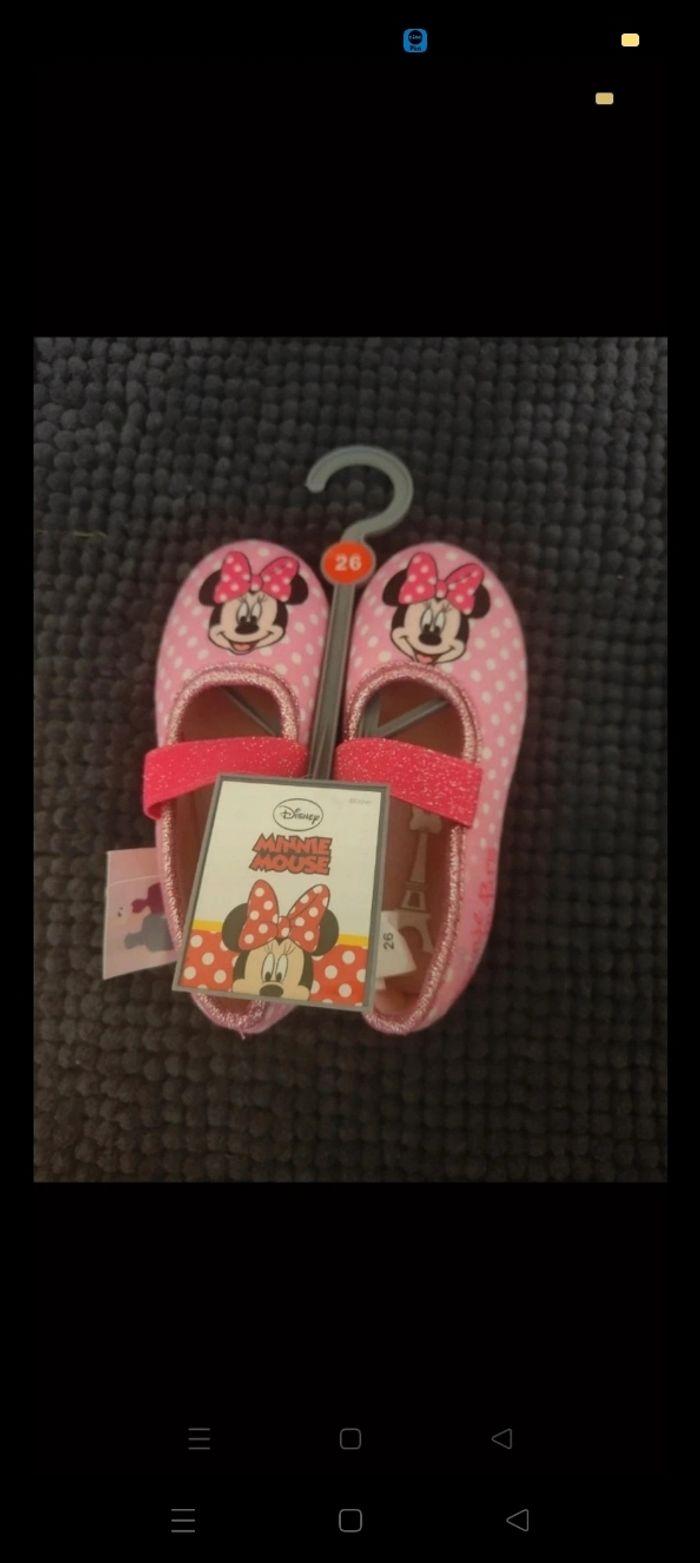 Pantoufle Minnie taille 26 neuf