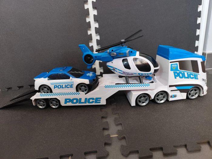 Camion police avec voiture et hélicoptère