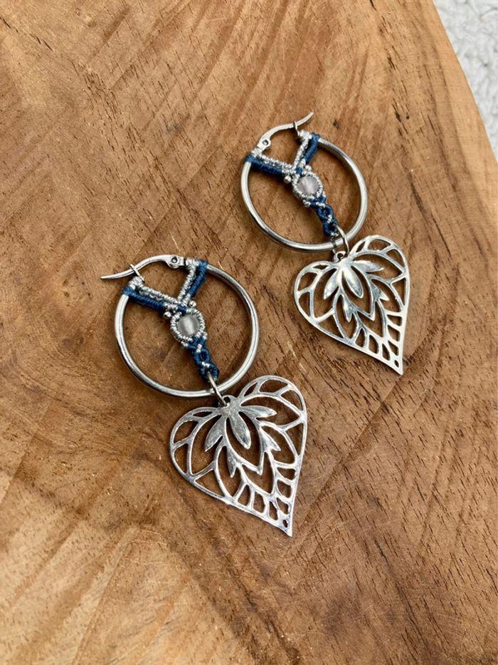 Boucles d’oreilles créoles feuille en macramé avec pierre d’Agate blanche - photo numéro 2