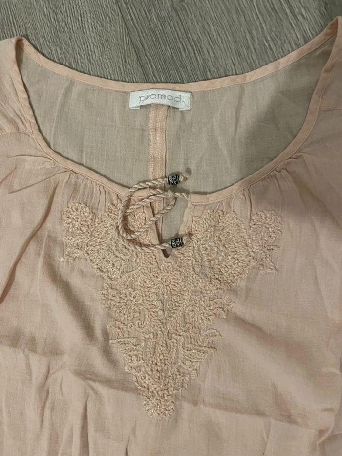 Blouse rose clair manches 3/4 broderie et lacet au col rond promod taille 42 - photo numéro 2