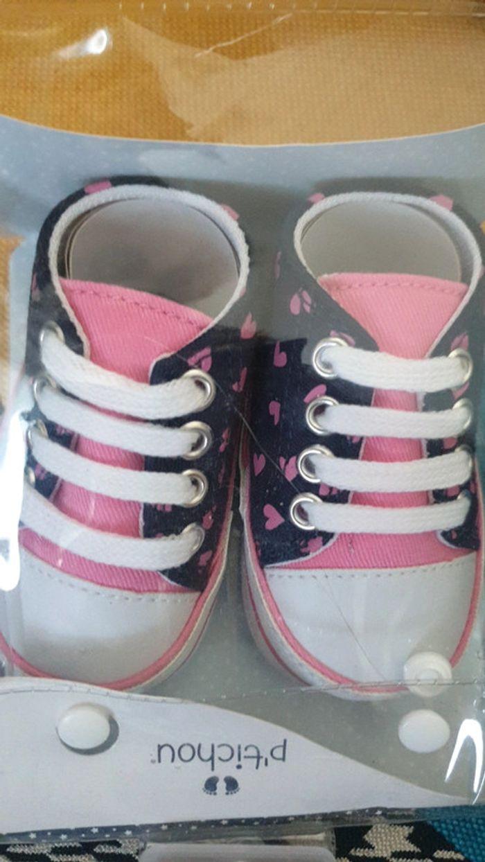 Chaussure bébé neuve noir et rose motif cœur 17/18 - photo numéro 3