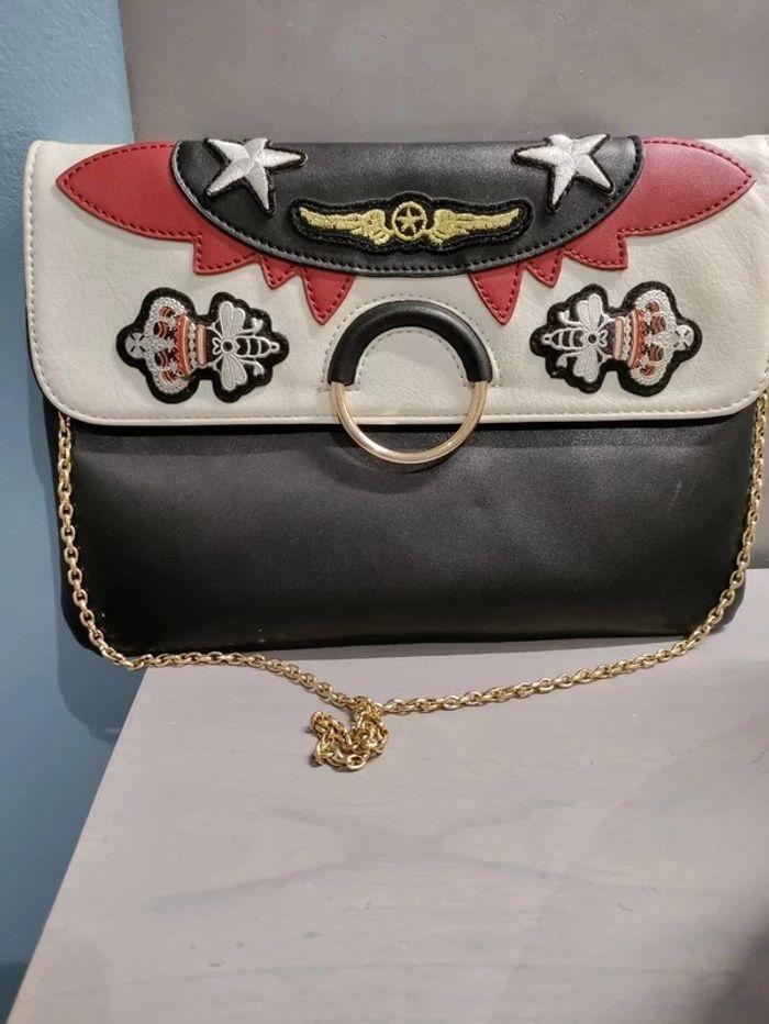 Pochette noire et blanche à motifs avec chainette dorée - photo numéro 1