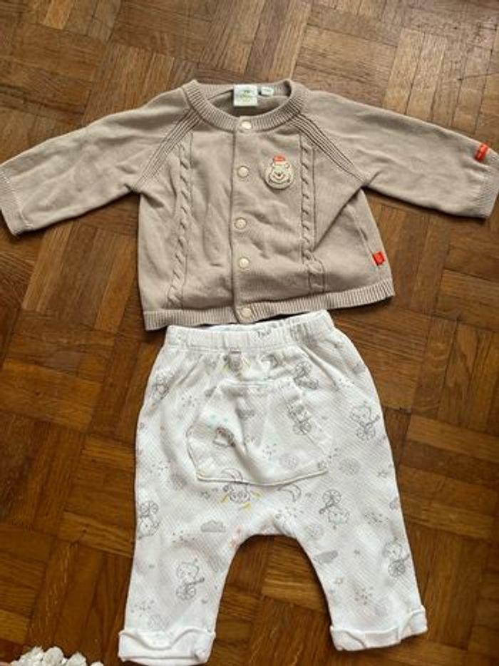 Gillet Winnie l’ourson à pression avec pantalon blanc - photo numéro 1