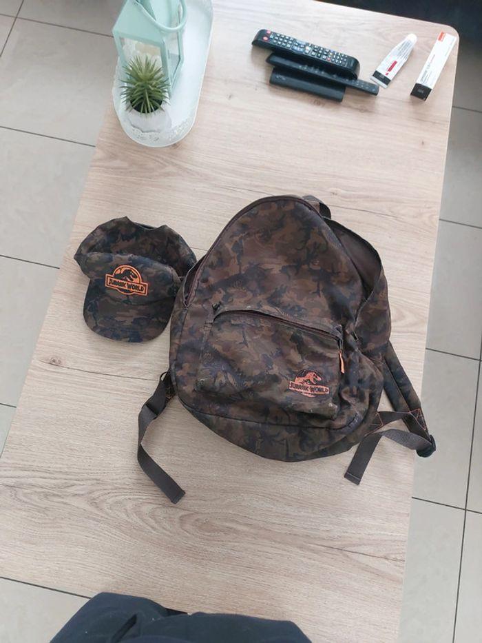 Lot sac à dos et casquette jurassic world - photo numéro 1