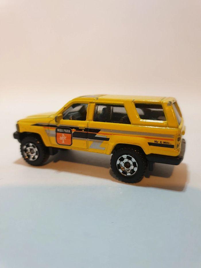 Matchbox 2013 Toyota 4Runner 1985 jaune MBX Park - 1/64 - photo numéro 10