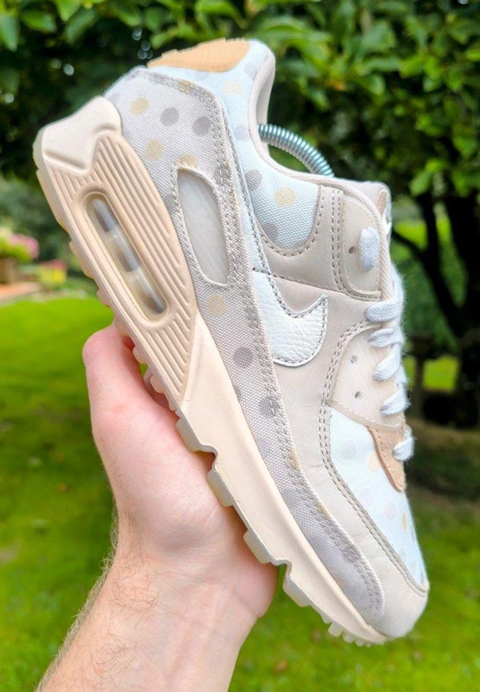 Baskets Nike air max 90 beige à shimmer poid sable pointure 40,5 comme neuves avec boîte - photo numéro 1