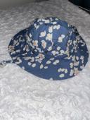 Chapeau bleu à fleurs petit bateau