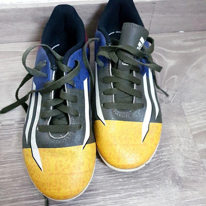 Chaussures de foot taille 32 - photo numéro 1