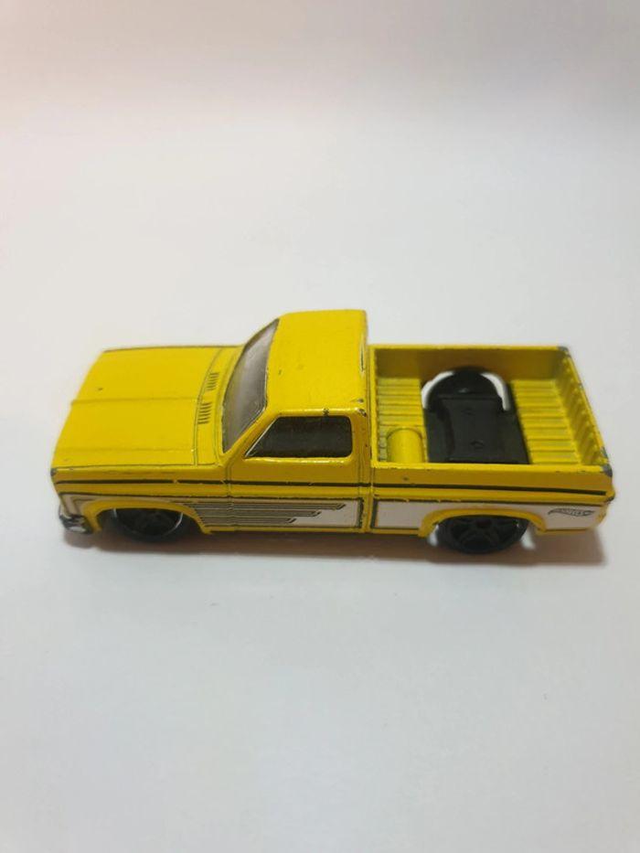 Hot Wheels 83 Chevrolet Chevy Silverado Jaune - 2014 - photo numéro 11