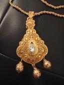 Magnifique collier plaqué or pierre blanche