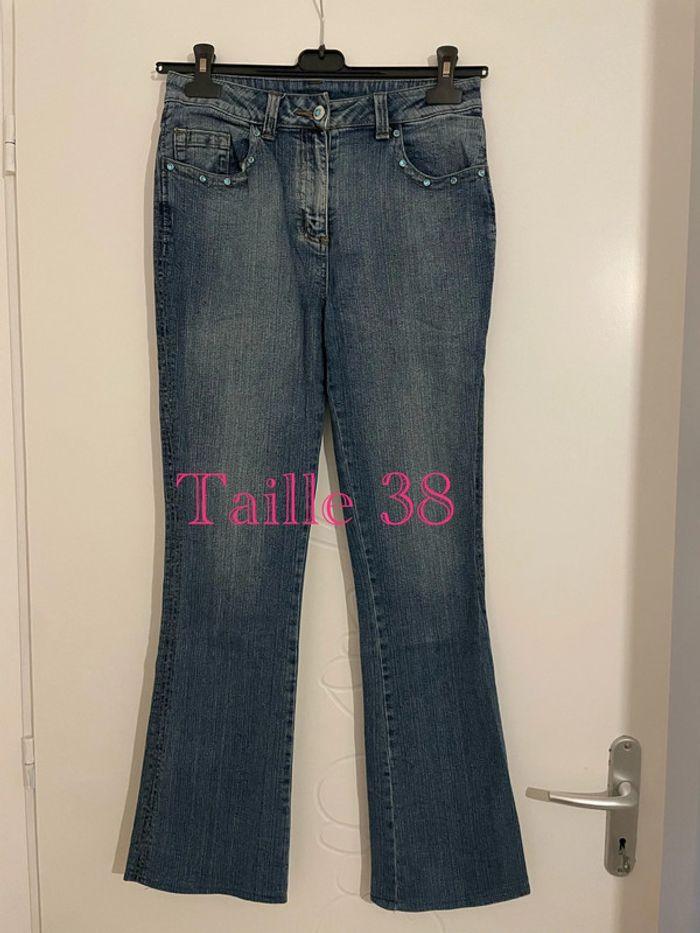 Jean bleu taille haute coupe flare bas large bouton strass bleu taille 38 - photo numéro 1