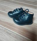 Petite chaussures garçon taille 18