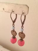 Paire de boucles d'oreilles Lila Conti, boules roses