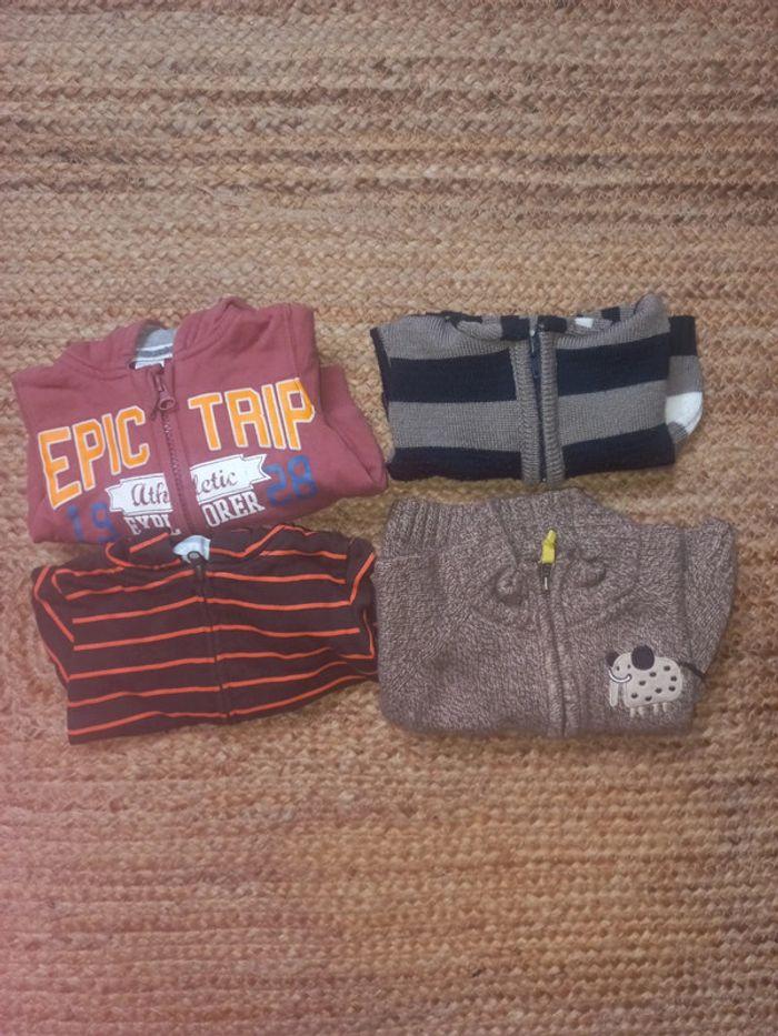 Lot de 4 pulls/ 1 pull en laine et 3 sweat-shirt à capuche - photo numéro 1