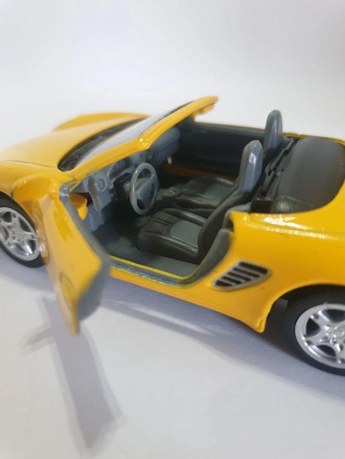 Kinsmart Porsche Boxster S Rétro Friction Jaune - 1/34 - photo numéro 12