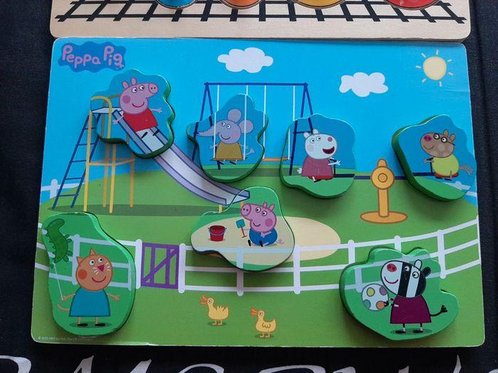 Lot de 3 puzzles en bois Peppa Pig, baby shark, train - photo numéro 4