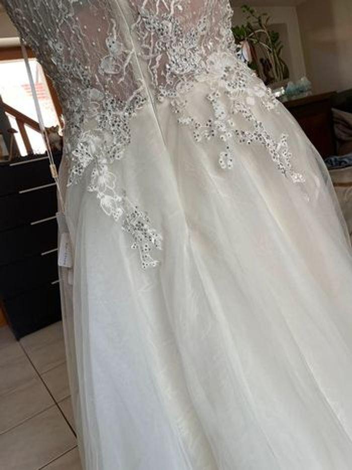 Robe de mariée neuve T 40 - photo numéro 5