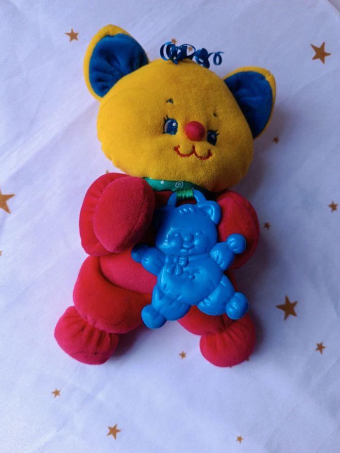 1998 Fisher Price doudou peluche plush ours ourson chat cat multicolore rouge bleu jaune anneau - photo numéro 8