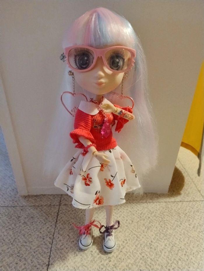 Poupée kawaii lunettes cheveux blancs mèches - photo numéro 1