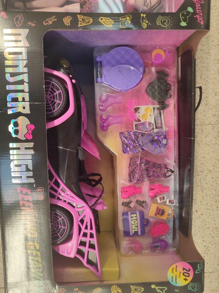 Coche Draculaura Monster high y dos muñecas