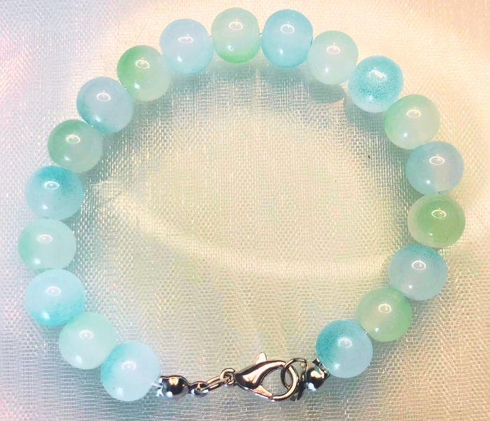 Bracelet avec perles en verre 8mm – Bleu et Vert pale - photo numéro 1