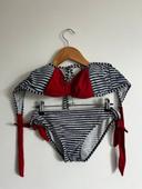 Maillot de bain rayé avec nœud rouge