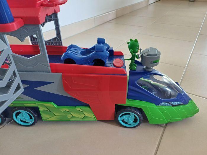 Camion pyjamasque avec figurines et voiture bleue en plus - photo numéro 3