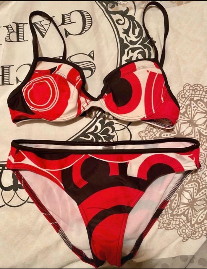 Bikini rouge et blanc à motifs - photo numéro 2