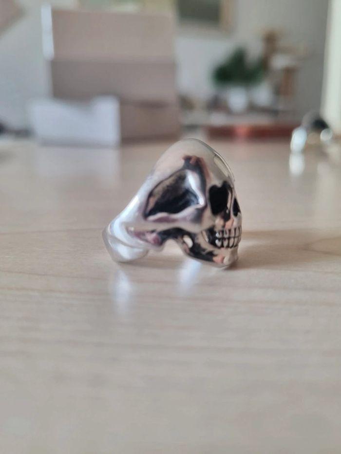 Bague tête de mort argentée et noire - photo numéro 4