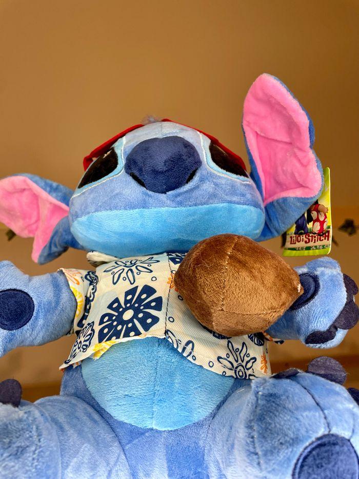 Peluche Disney Stitch en tenue de vacances - photo numéro 9