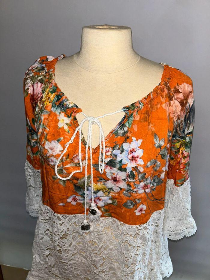 Blouse avec dentelle et fleurs - photo numéro 2