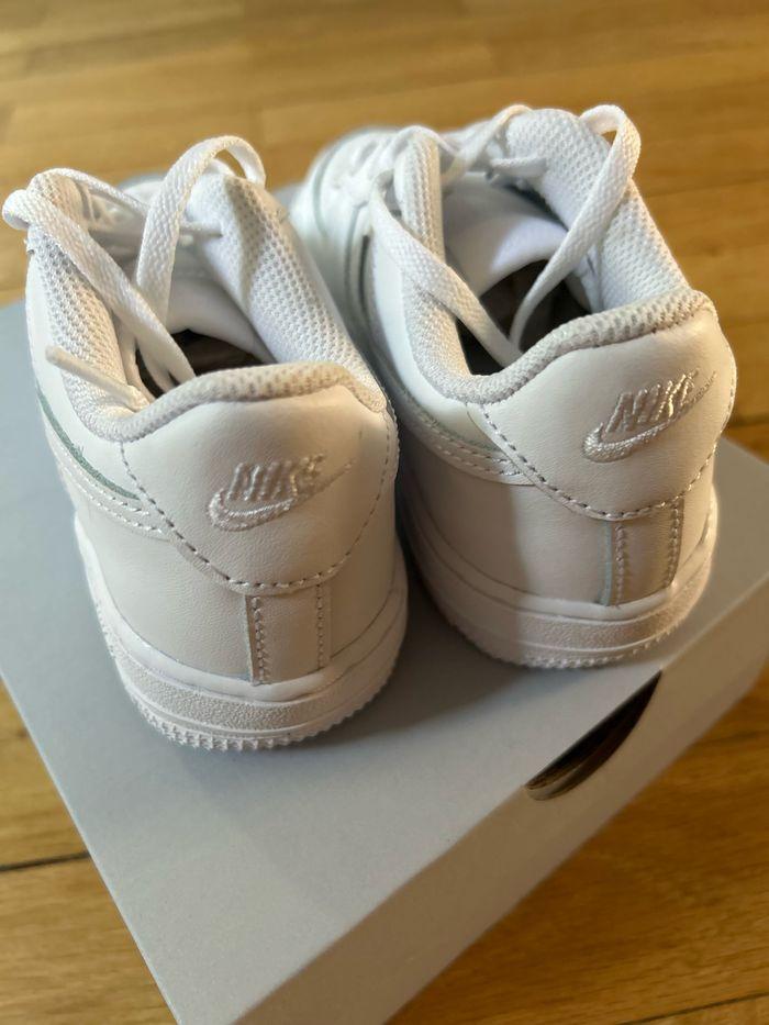 Nike Force 1 blanches pour enfants pointure 31 - photo numéro 2