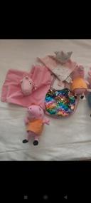 Lot de peluches pepa pig ainsi que un doudou licorne et un sac a main multicolore