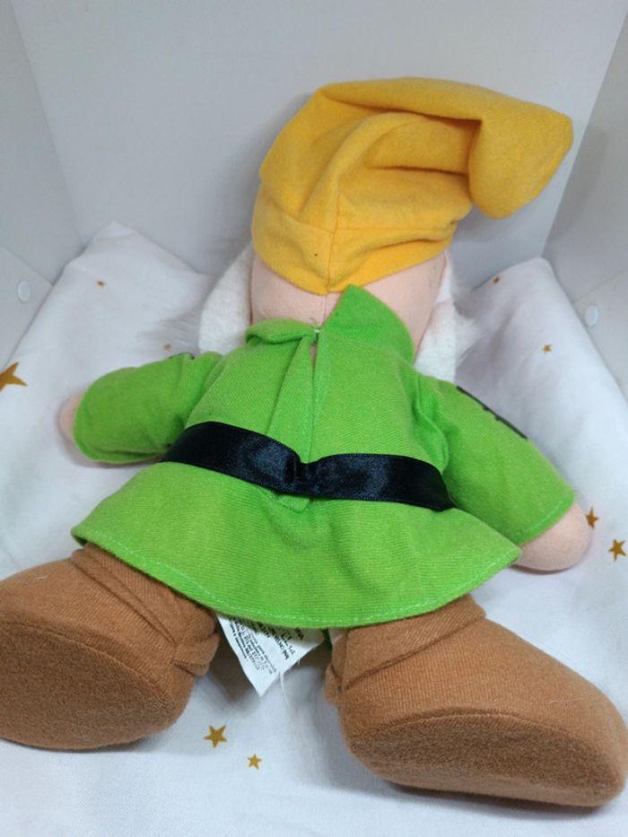 Peluche doudou Teddy snow white blanche Disney nains dwarf vert green ferpel happy joyeux - photo numéro 9