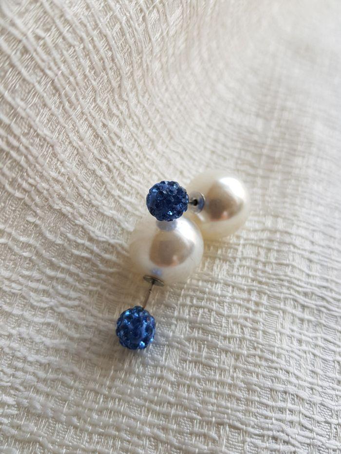 Puces d'oreilles en strass bleu - fermoir en perles - photo numéro 2