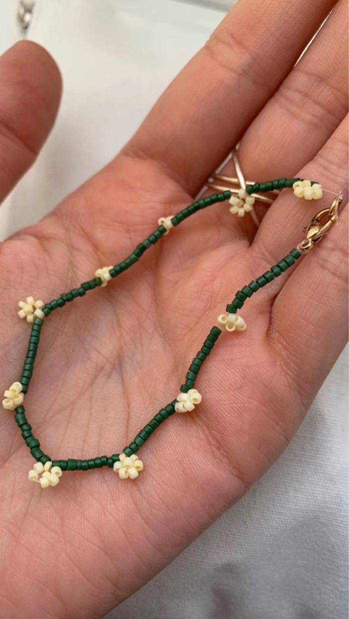 Bracelet de perles et fleurs - photo numéro 1