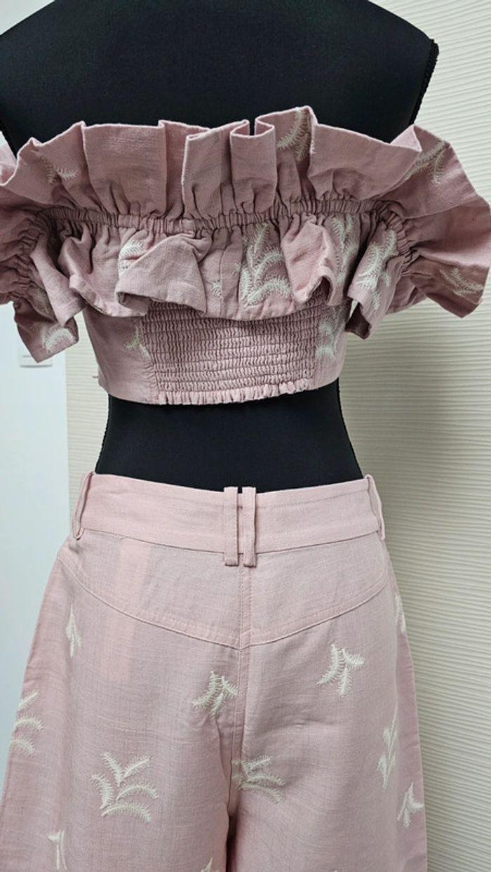 Ensemble rose haut épaules dénudées pantalon lin rose broderies Zara - photo numéro 8